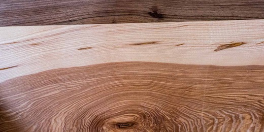 Esche und Nussbaum: Ein Tisch wie ein Gemälde