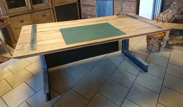 Schreibtisch "Steel" aus Teakholz mit Schweizerkante und Echtledereinlage