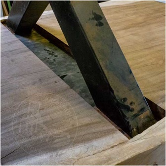 Tisch Unterseite, Versenken des Stahl-Fußes