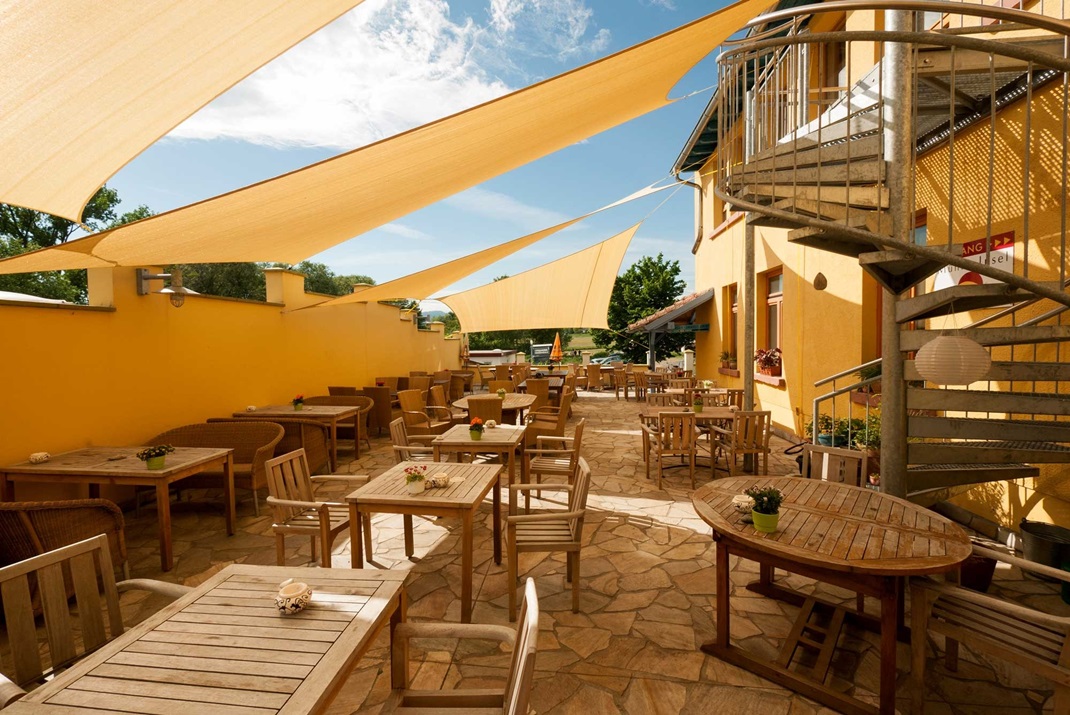 Mediterrane Terrasse des Restaurant "Die Linse" in der Krebsmühle Oberursel  Foto © https://jschnepf.de/