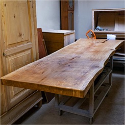 Krebsmühle GmbH Schwerer Tisch aus massiver Eichenplatte im Naturschnitt