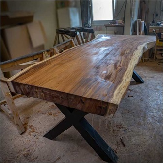 Massiver Tisch mit Naturkante