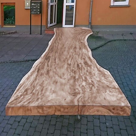 Eine Tischplatte aus Suarholz auf dem Hof der Manufaktur.