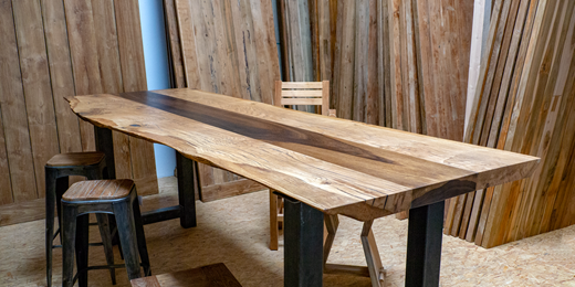 Tisch aus Naturholz Eiche mit dunkler Kontrasteinlage