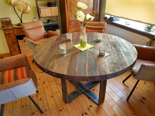 Runder Tisch aus Naturholz mit Fuß "Steel by Krebsmühle"